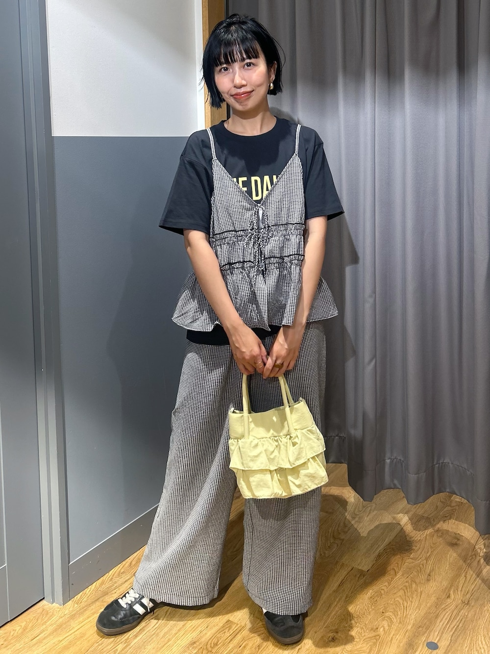 グレー系のTシャツ/カットソー、ホワイト系のセットアップ、イエロー系のショルダーバッグを着用したレディースの夏コーディネートの1枚目の写真
