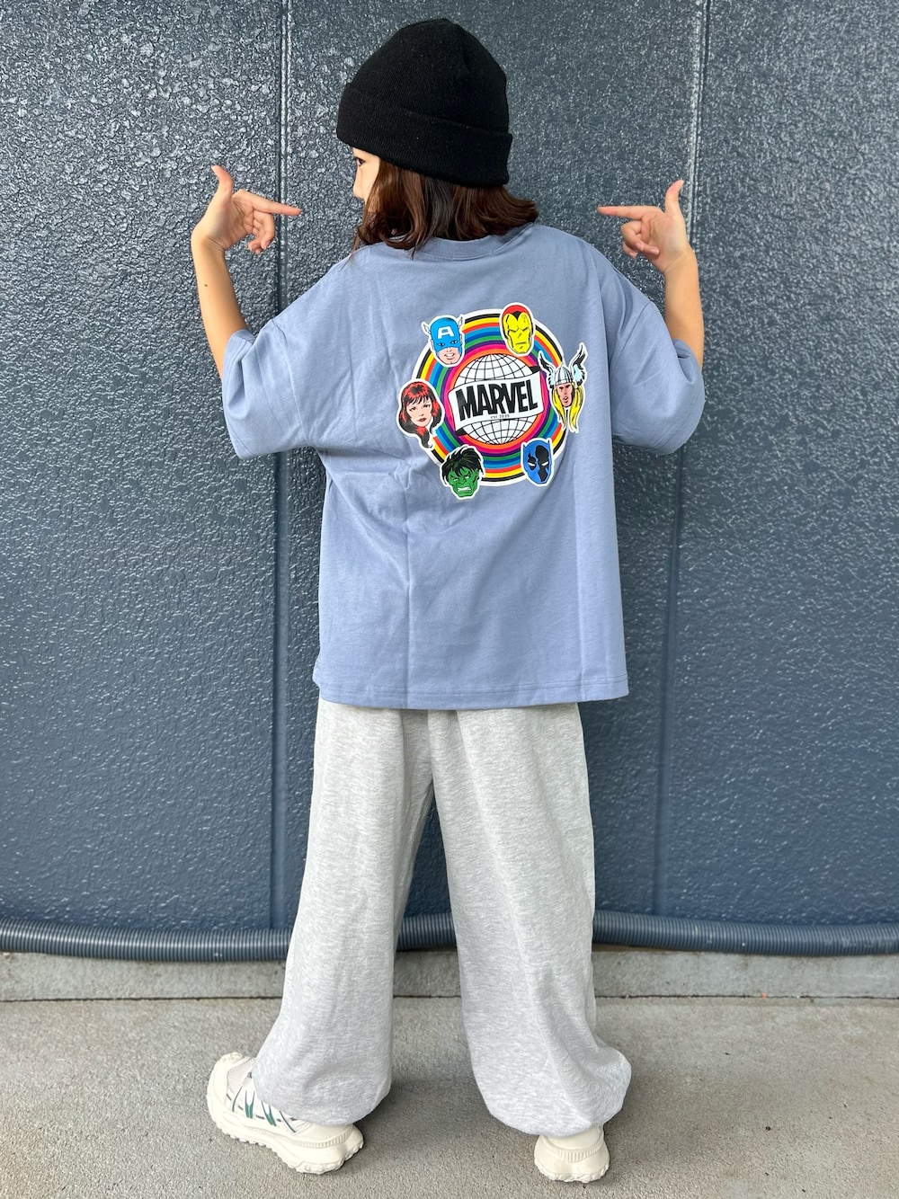 ブルー系のTシャツ/カットソー、グレー系のその他パンツを着用したキッズの夏コーディネートの1枚目の写真