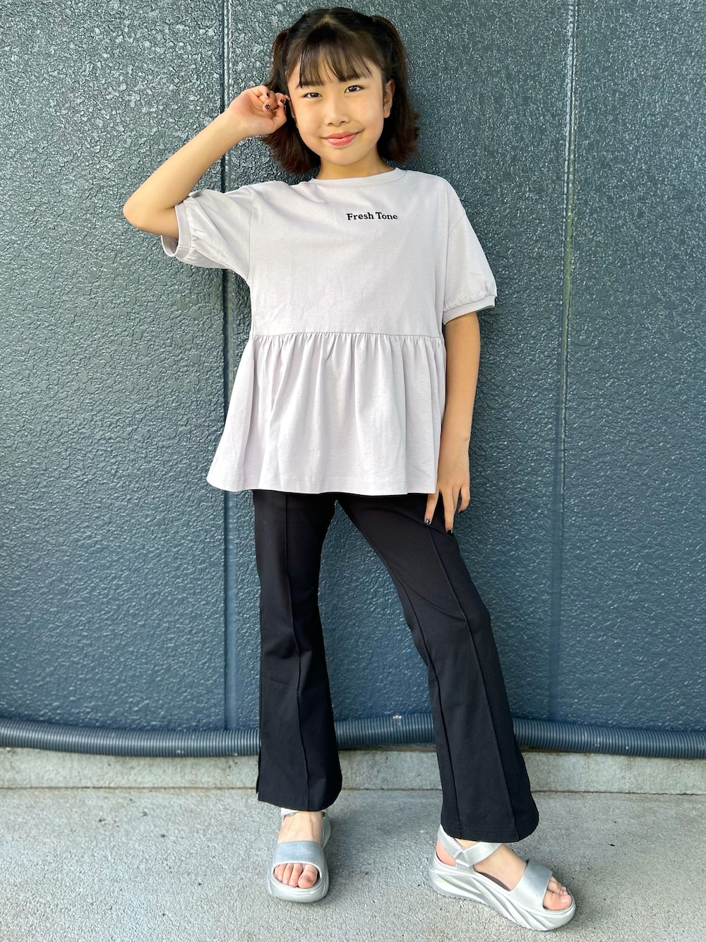 パープル系のTシャツ/カットソー、ブラック系のその他パンツを着用したキッズの夏コーディネートの1枚目の写真