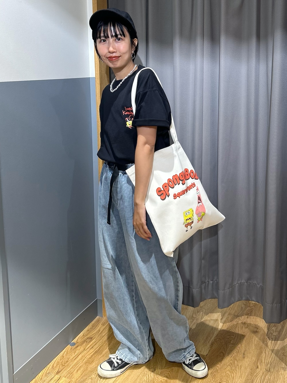 ブラック系のTシャツ/カットソー、ホワイト系のトートバッグ、ブルー系のその他パンツを着用したレディースの夏コーディネートの1枚目の写真
