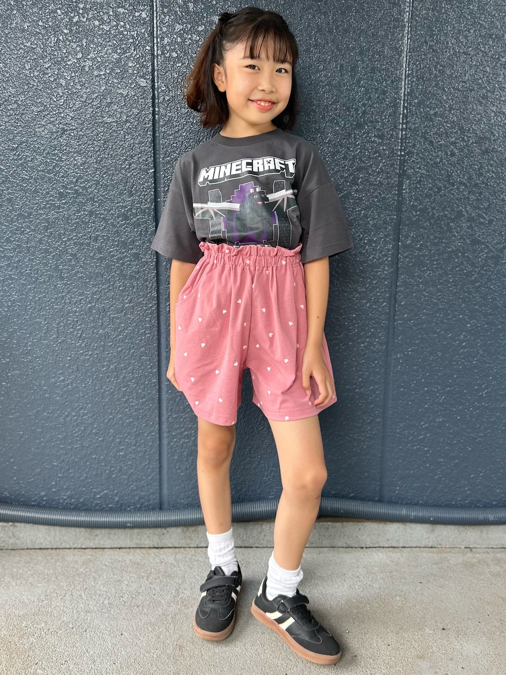 グレー系のTシャツ/カットソー、ピンク系のその他パンツを着用したキッズの夏コーディネートの1枚目の写真