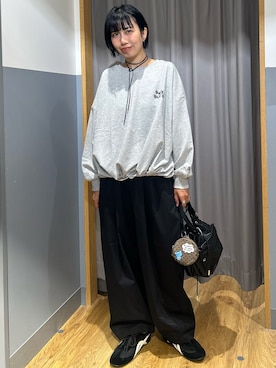 「Right-on（ライトオン）の【エンジェルブルー】プリントミニ裏毛プルオーバー（ニット/セーター、グレー系）」を使った、阿部みかさんの秋コーディネート