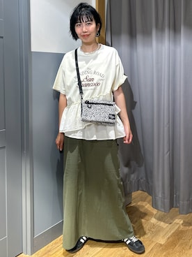 「Right-on（ライトオン）のピグメント加工切替ロゴTシャツ（Tシャツ/カットソー、ホワイト系）」を使った、阿部みかさんの夏コーディネート