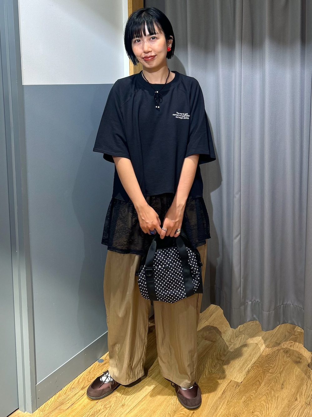 ブラック系のTシャツ/カットソー、ブラウン系のその他パンツ、ブラック系のタンクトップを着用したレディースの夏コーディネートの1枚目の写真