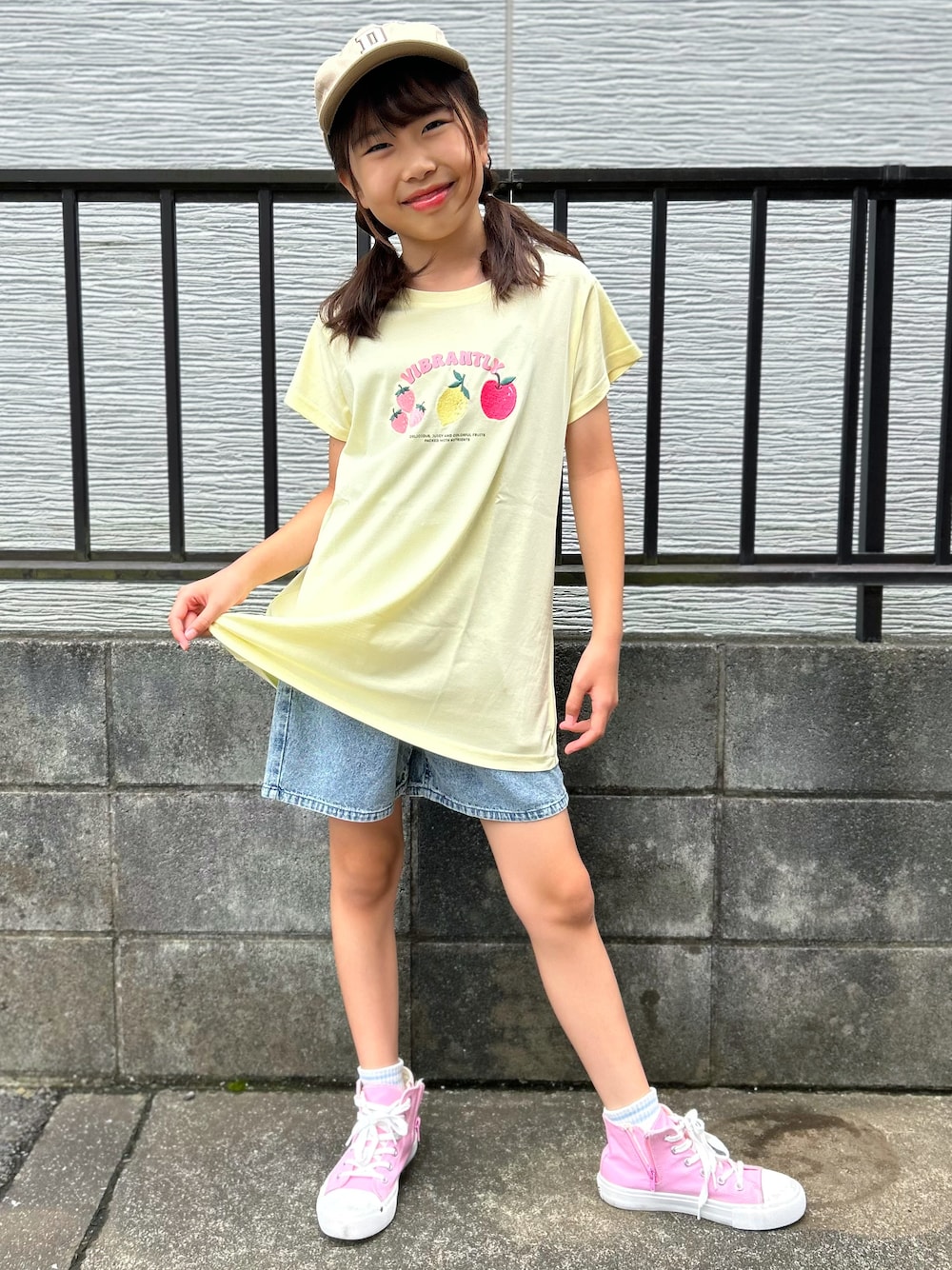 イエロー系のTシャツ/カットソー、ブルー系のその他パンツを着用したキッズの夏コーディネートの1枚目の写真