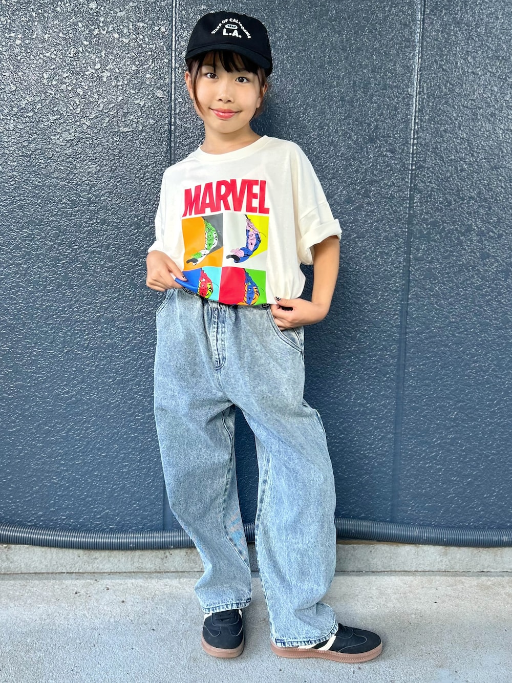 ホワイト系のTシャツ/カットソー、ブルー系のデニムパンツ、ブラック系のキャップを着用したキッズの夏コーディネートの1枚目の写真