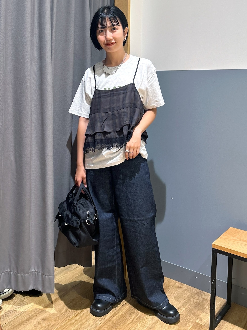 グレー系のTシャツ/カットソー、ブラウン系のシャツ/ブラウス、ブルー系のデニムパンツを着用したレディースの夏コーディネートの1枚目の写真