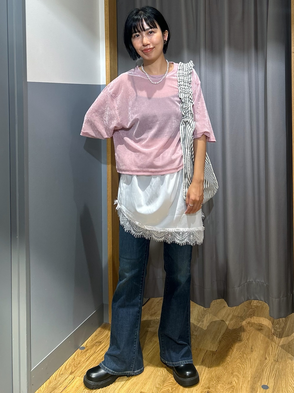 ブルー系のその他パンツ、ピンク系のTシャツ/カットソー、ブラック系のトートバッグを着用したレディースの秋コーディネートの1枚目の写真