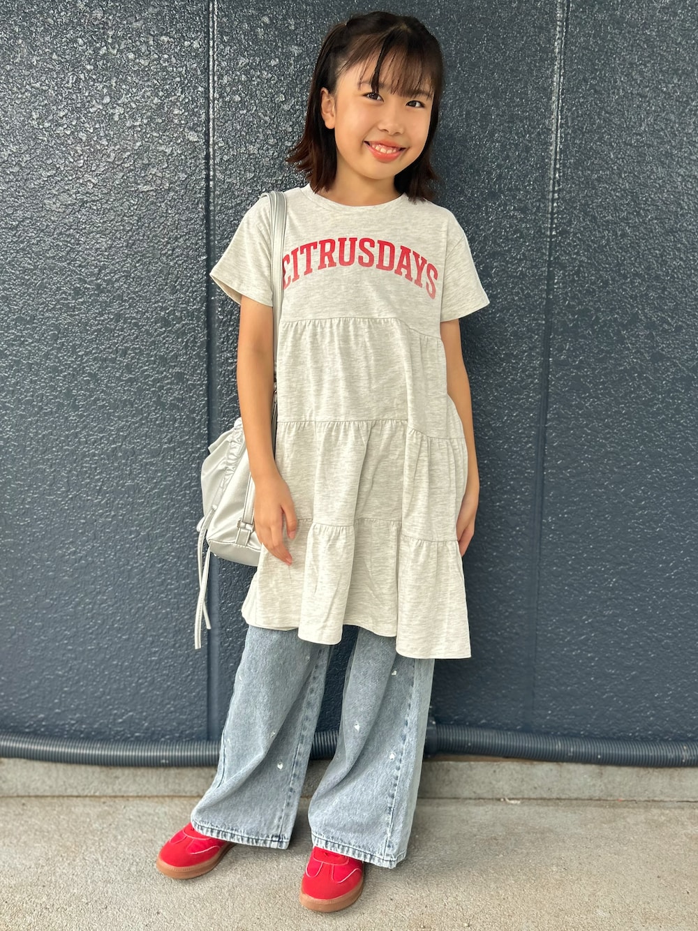 ブルー系のその他パンツ、ホワイト系のルームワンピースを着用したキッズの秋コーディネートの1枚目の写真