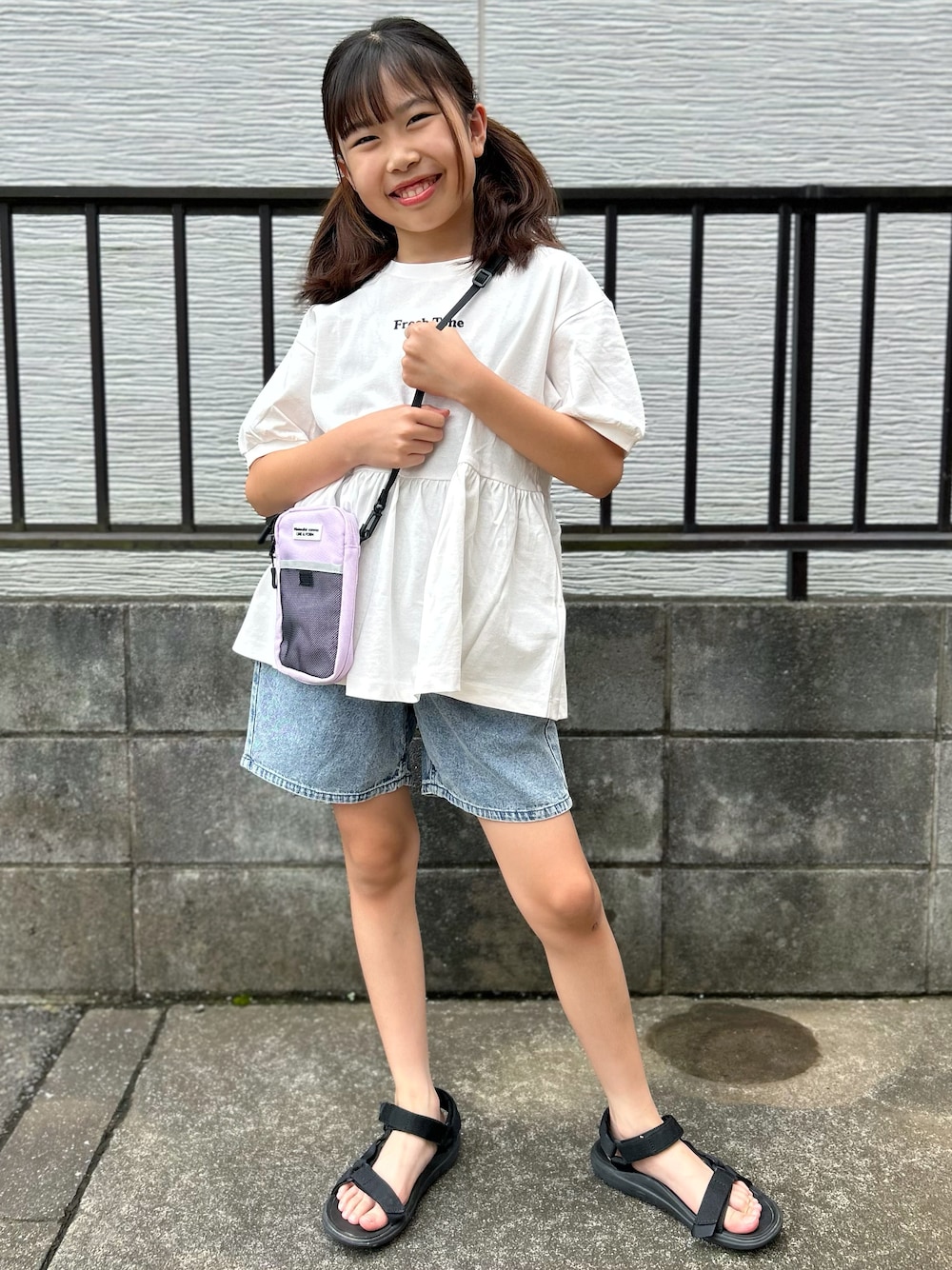 ホワイト系のTシャツ/カットソー、ブルー系のその他パンツ、パープル系のショルダーバッグを着用したキッズの夏コーディネートの1枚目の写真
