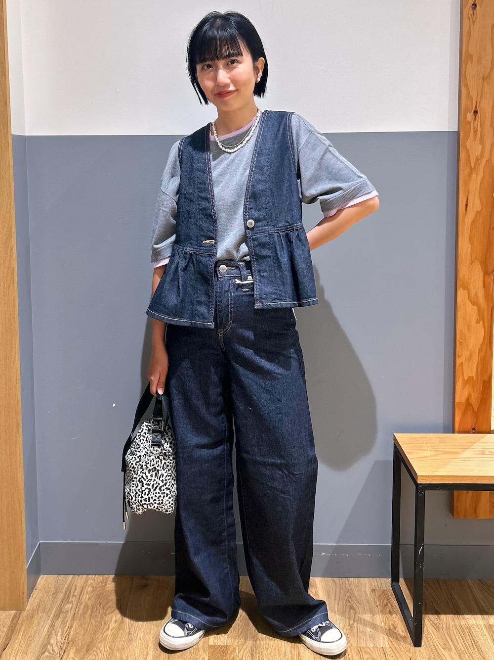 グレー系のニット/セーター、ブルー系のその他トップス、ブルー系のデニムパンツを着用したレディースの夏コーディネートの1枚目の写真