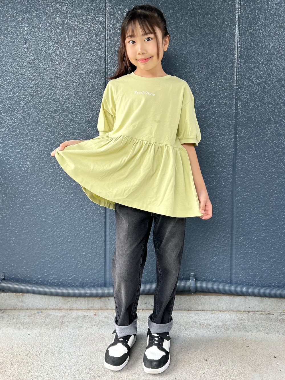 イエロー系のTシャツ/カットソー、ブラック系のデニムパンツを着用したキッズの夏コーディネートの1枚目の写真