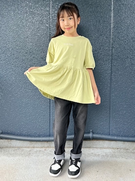 「VIVIAN BLUE（ビビアンブルー）のVIVIAN BLUE(ヴィヴィアンブルー)ワンポイント刺繍ペプラムＴシャツ（Tシャツ/カットソー、イエロー系）」を使った、阿部みかさんの夏コーディネート