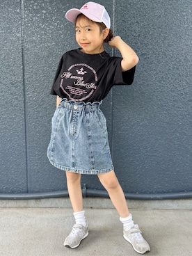 「Right-on（ライトオン）のVIVIAN BLUE(ヴィヴィアンブルー)ロゴプリントＴシャツ（Tシャツ/カットソー、ブラック系）」を使った、阿部みかさんの春コーディネート