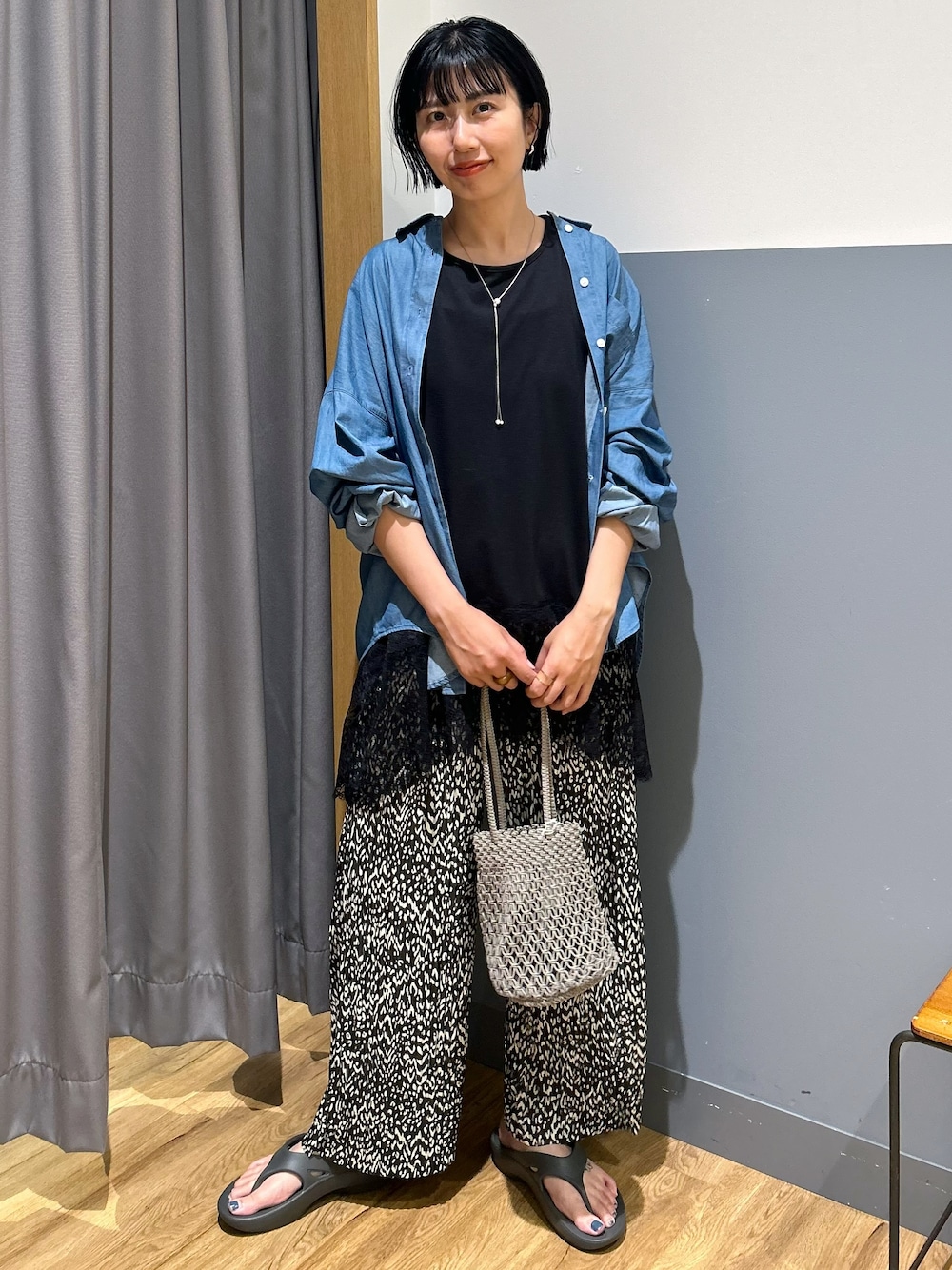 ブラック系のTシャツ/カットソー、ブルー系のシャツ/ブラウス、グレー系のその他パンツを着用したレディースの夏コーディネートの1枚目の写真