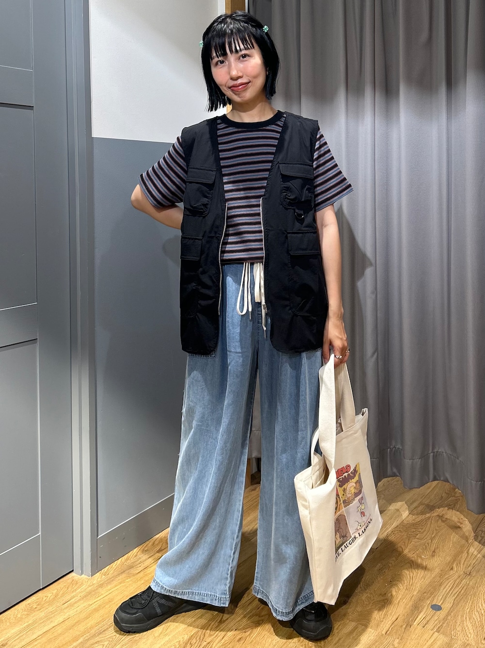 ブルー系のTシャツ/カットソー、ブラック系のシャツ/ブラウス、ブルー系のデニムパンツを着用したレディースの夏コーディネートの1枚目の写真