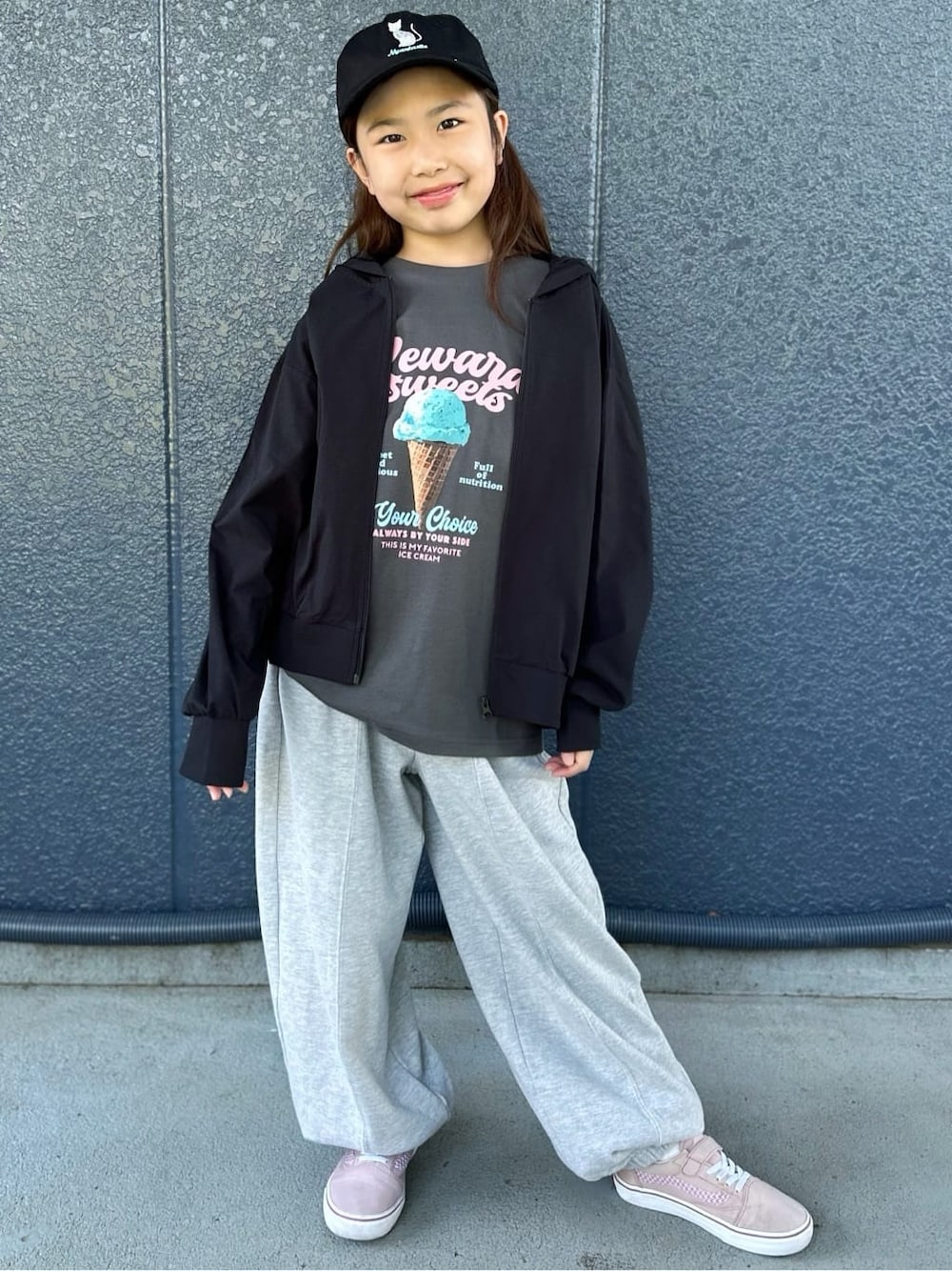 グレー系のTシャツ/カットソー、ブラック系のパーカー、ブラック系のキャップを着用したキッズの春コーディネートの1枚目の写真
