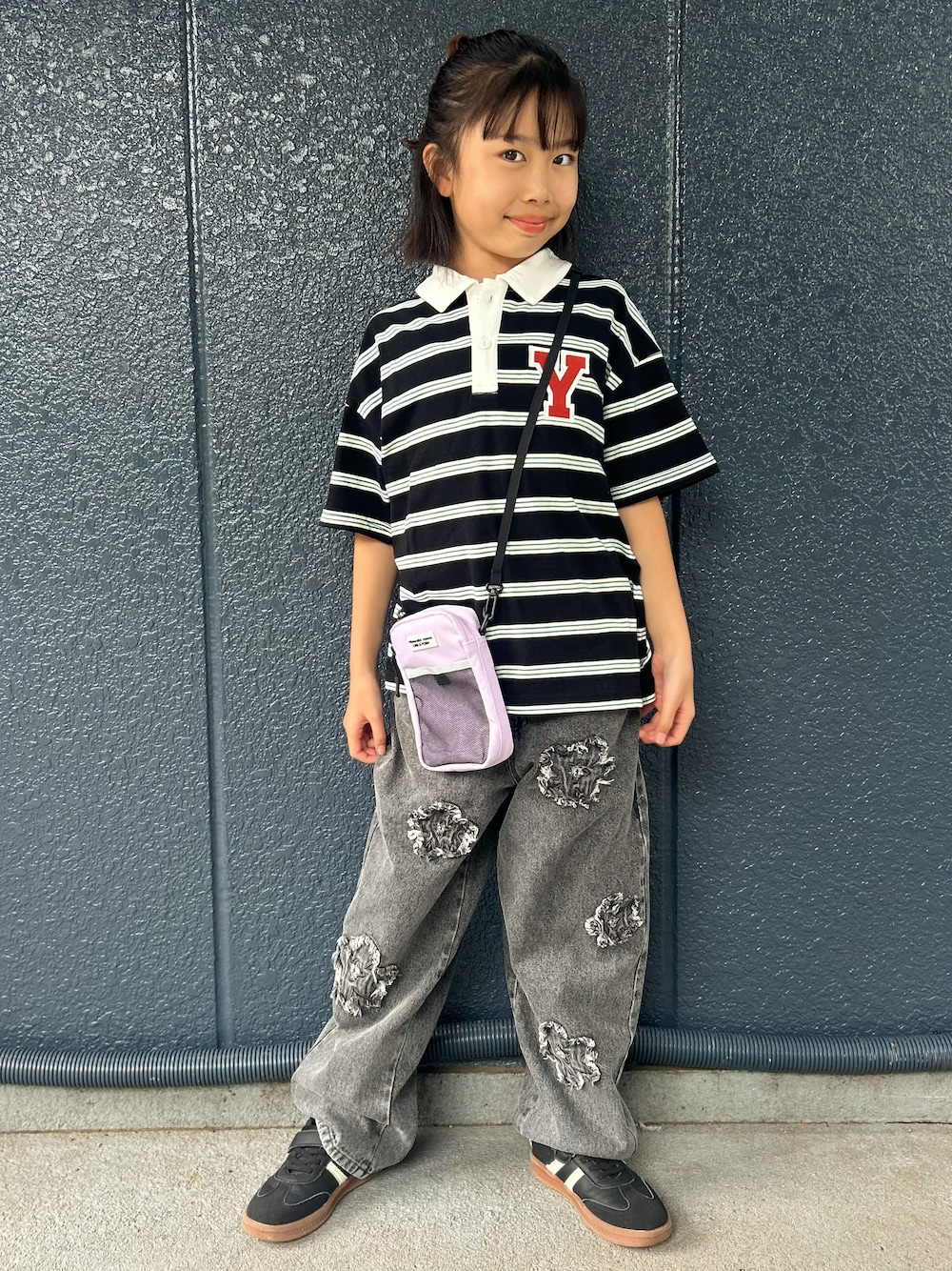 グレー系のTシャツ/カットソー、ブラック系のその他パンツ、パープル系のショルダーバッグを着用したキッズの秋コーディネートの1枚目の写真