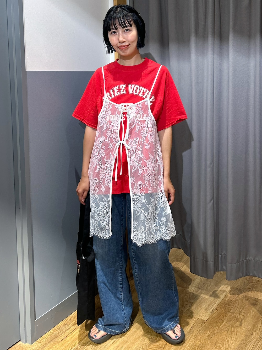 レッド系のTシャツ/カットソー、ホワイト系のTシャツ/カットソー、ブルー系のデニムパンツを着用したレディースの夏コーディネートの1枚目の写真