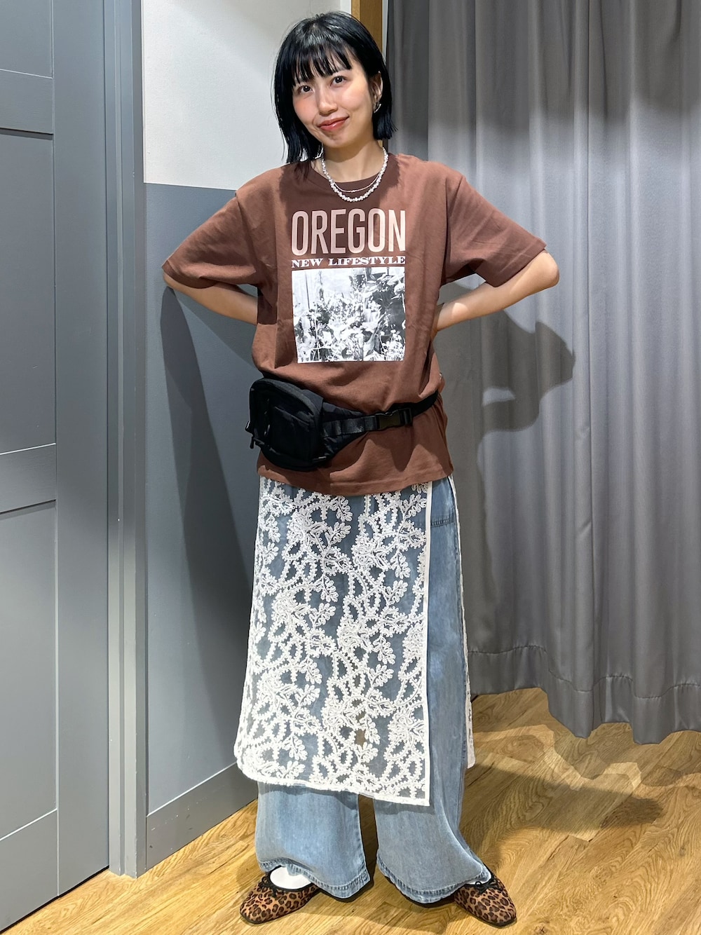 ブラウン系のTシャツ/カットソー、ブルー系のデニムパンツ、ホワイト系のスカートを着用したレディースの夏コーディネートの1枚目の写真