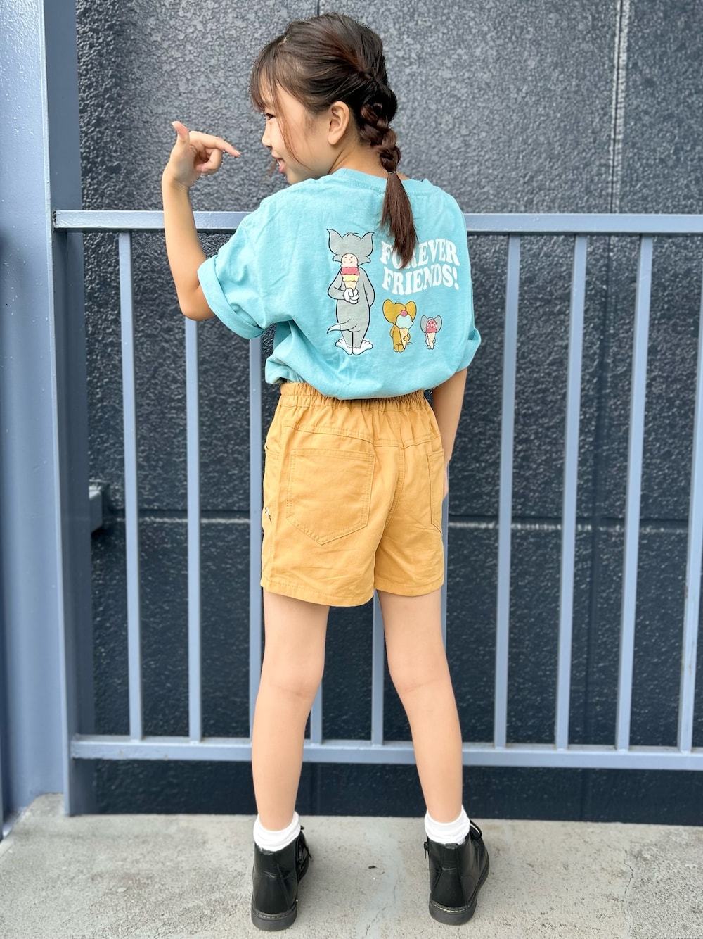 ブルー系のTシャツ/カットソー、イエロー系のその他パンツを着用したキッズの夏コーディネートの1枚目の写真