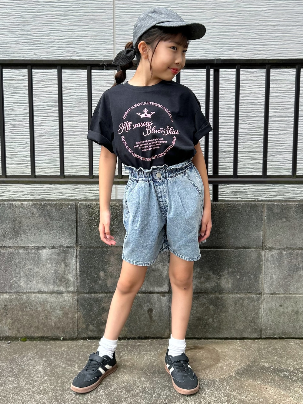 ブラック系のTシャツ/カットソー、ブルー系のその他パンツ、ブラック系のキャップを着用したキッズの夏コーディネートの1枚目の写真