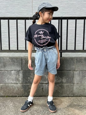 「Right-on（ライトオン）のVIVIAN BLUE(ヴィヴィアンブルー)ロゴプリントＴシャツ（Tシャツ/カットソー、ブラック系）」を使った、阿部みかさんの夏コーディネート