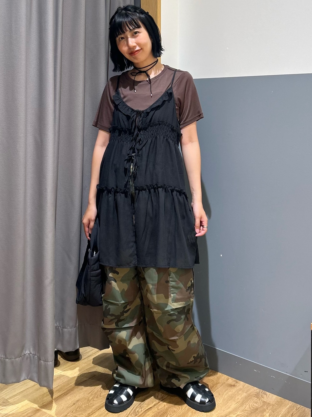 ブラウン系のTシャツ/カットソー、グリーン系のその他パンツ、ブラック系のベストを着用したレディースの夏コーディネートの1枚目の写真