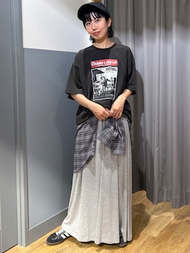 「Right-on（ライトオン）のHONEYSUCKLE ROSE(ハニーサックルローズ)カットフレアスカート（スカート、グレー系）」を使った、阿部みかさんの夏コーディネート