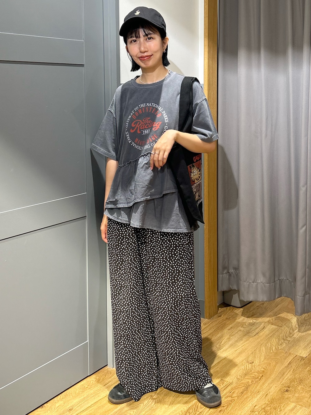 グレー系のTシャツ/カットソー、ホワイト系のその他パンツ、グレー系のショルダーバッグを着用したレディースの夏コーディネートの1枚目の写真