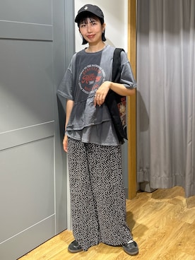 「Right-on（ライトオン）のピグメント加工切替ロゴTシャツ（Tシャツ/カットソー、グレー系）」を使った、阿部みかさんの夏コーディネート