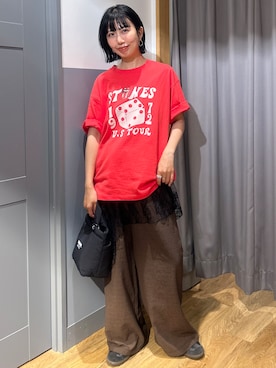「Right-on（ライトオン）のOther(ソノタ)ローリングストーンズプリント半袖Tシャツ（Tシャツ/カットソー、レッド系）」を使った、阿部みかさんの夏コーディネート