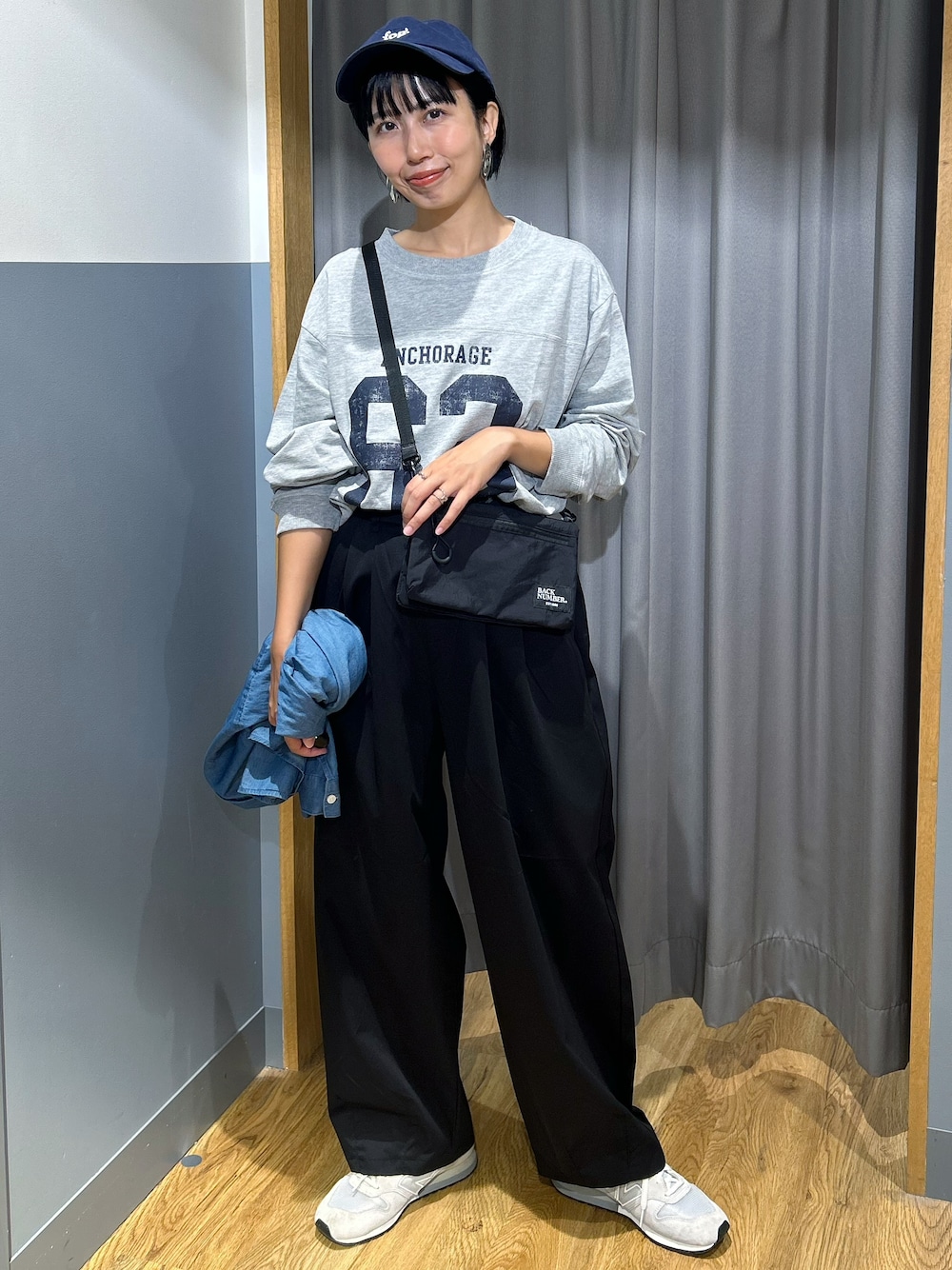グレー系のTシャツ/カットソー、ブラック系のその他パンツ、ブルー系のシャツ/ブラウスを着用したレディースの秋コーディネートの1枚目の写真