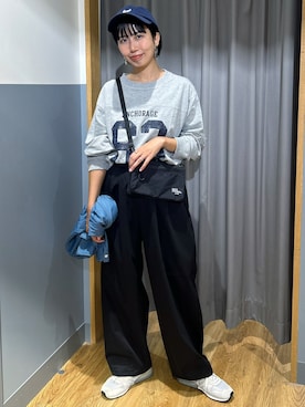 「HONEYSUCKLE ROSE（ハニーサックルローズ）の《体型カバー》ナンバリングTシャツ（Tシャツ/カットソー、グレー系）」を使った、阿部みかさんの秋コーディネート
