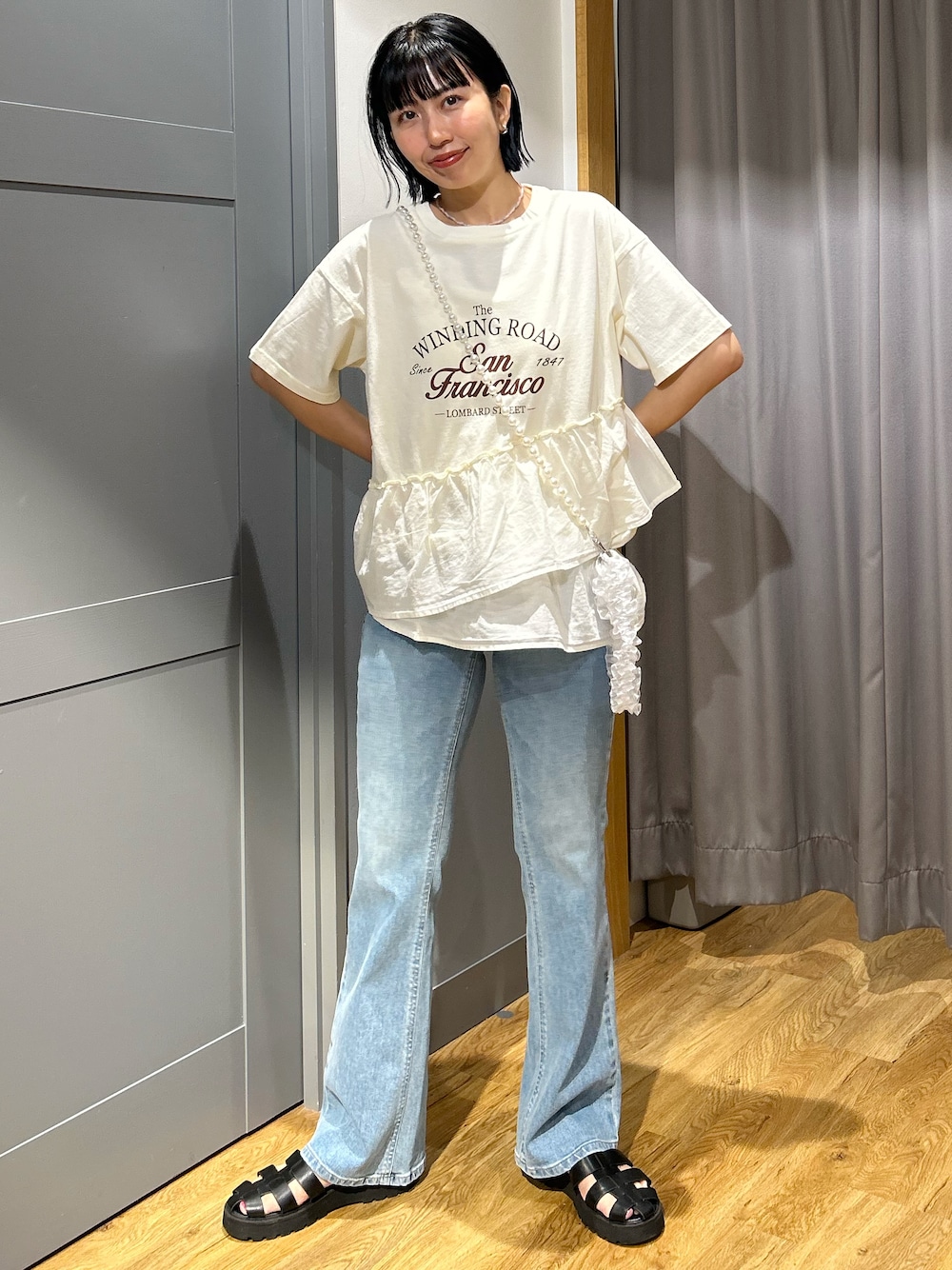 ホワイト系のTシャツ/カットソー、ブルー系のデニムパンツ、ホワイト系のその他雑貨を着用したレディースの夏コーディネートの1枚目の写真