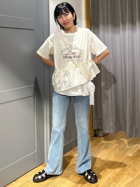 「Right-on（ライトオン）のピグメント加工切替ロゴTシャツ（Tシャツ/カットソー、ホワイト系）」を使った、阿部みかさんの夏コーディネート