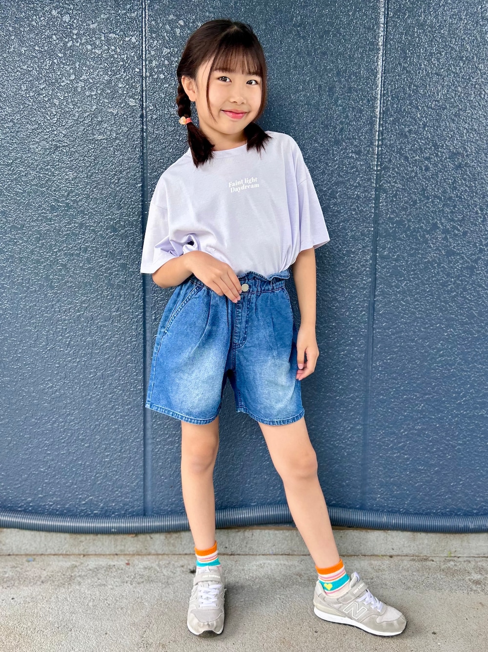 パープル系のTシャツ/カットソー、ブルー系のその他パンツを着用したキッズの夏コーディネートの1枚目の写真