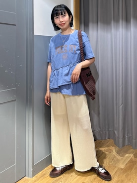 「Right-on（ライトオン）のピグメント加工切替ロゴTシャツ（Tシャツ/カットソー、ブルー系）」を使った、阿部みかさんの春コーディネート