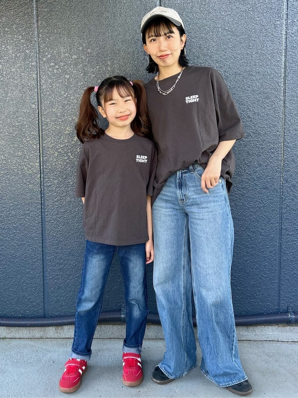 グレー系のTシャツ/カットソー、グレー系のTシャツ/カットソーを着用したレディースの春コーディネートの1枚目の写真