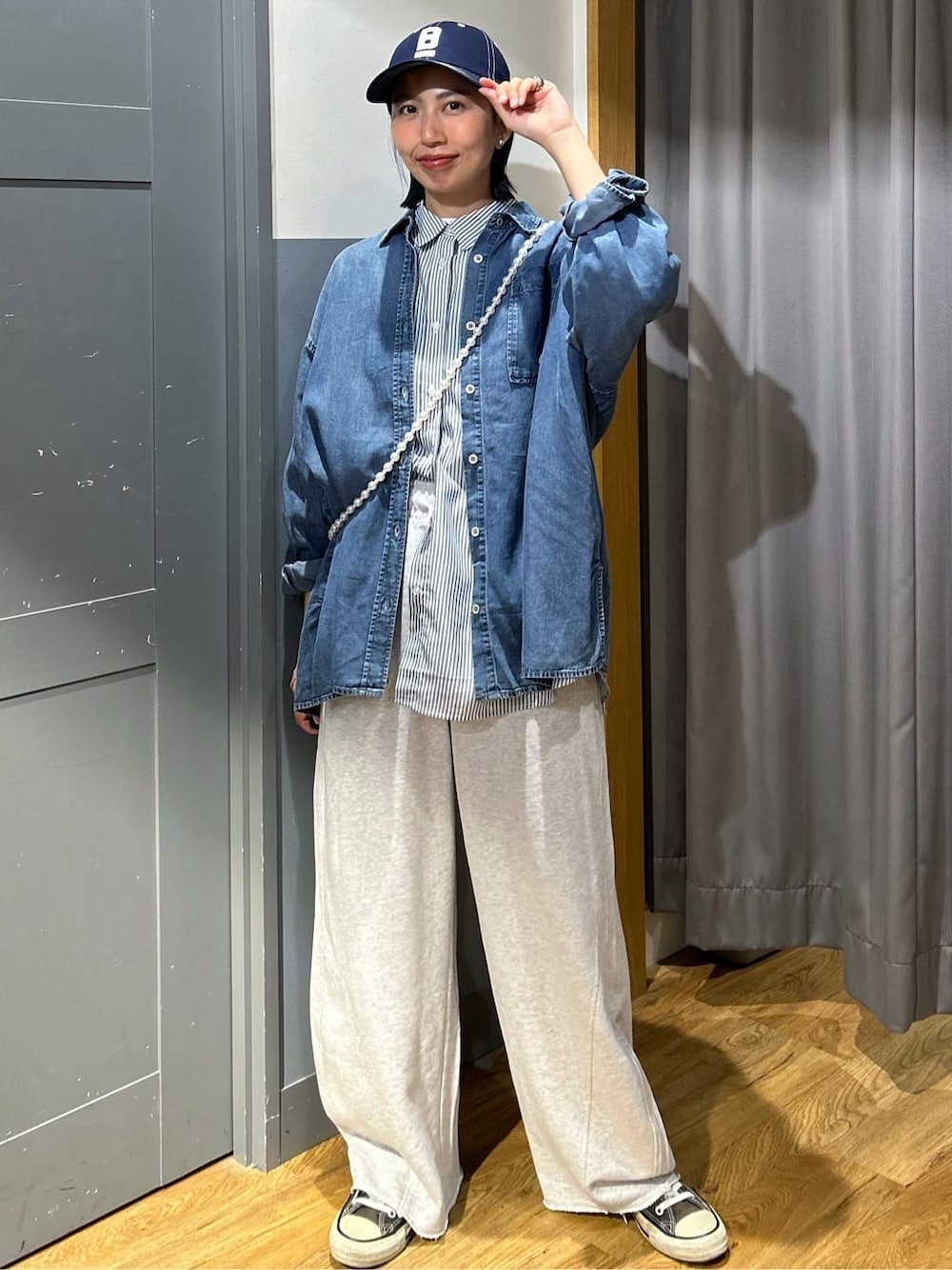 グレー系のその他パンツ、ブルー系のシャツ/ブラウス、ホワイト系のシャツ/ブラウスを着用したレディースの春コーディネートの1枚目の写真