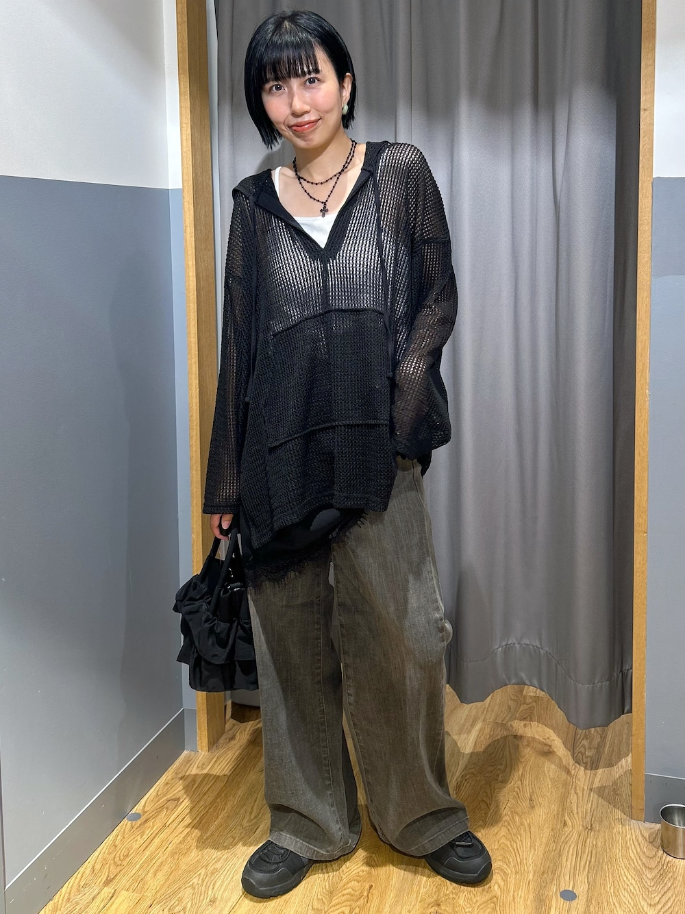 ブラック系のTシャツ/カットソー、ブラウン系のその他パンツ、ブラック系のショルダーバッグを着用したレディースの秋コーディネートの1枚目の写真