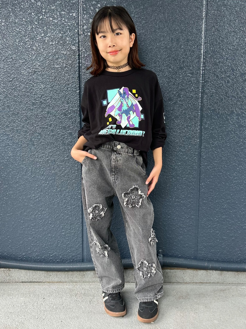 ブラック系のTシャツ/カットソー、ブラック系のその他パンツを着用したキッズの秋コーディネートの1枚目の写真