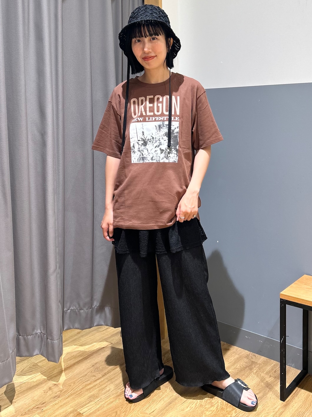 ブラウン系のTシャツ/カットソー、ブラック系のその他パンツ、ブラック系のTシャツ/カットソーを着用したレディースの夏コーディネートの1枚目の写真
