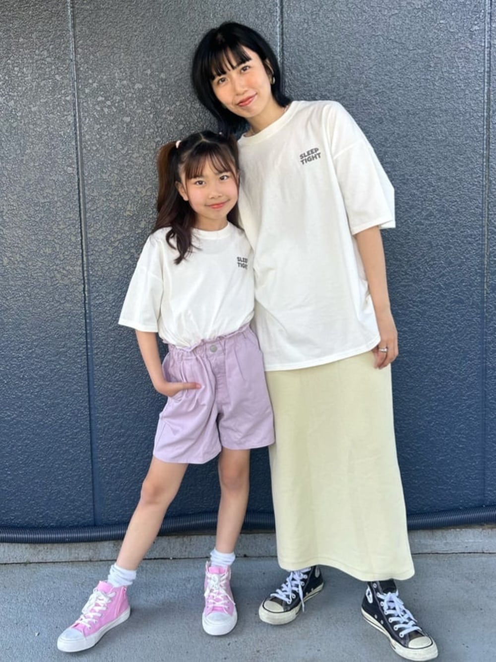 ホワイト系のTシャツ/カットソー、イエロー系のスカート、ホワイト系のTシャツ/カットソーを着用したレディースの春コーディネートの1枚目の写真