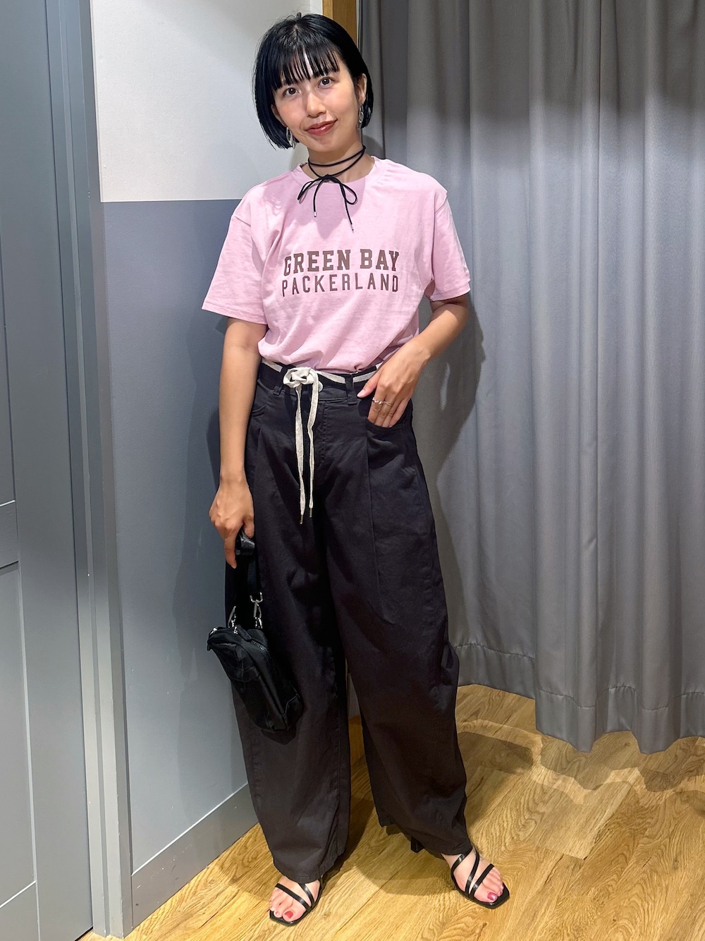 ピンク系のTシャツ/カットソー、グレー系のその他パンツ、ブラック系のショルダーバッグを着用したレディースの夏コーディネートの1枚目の写真