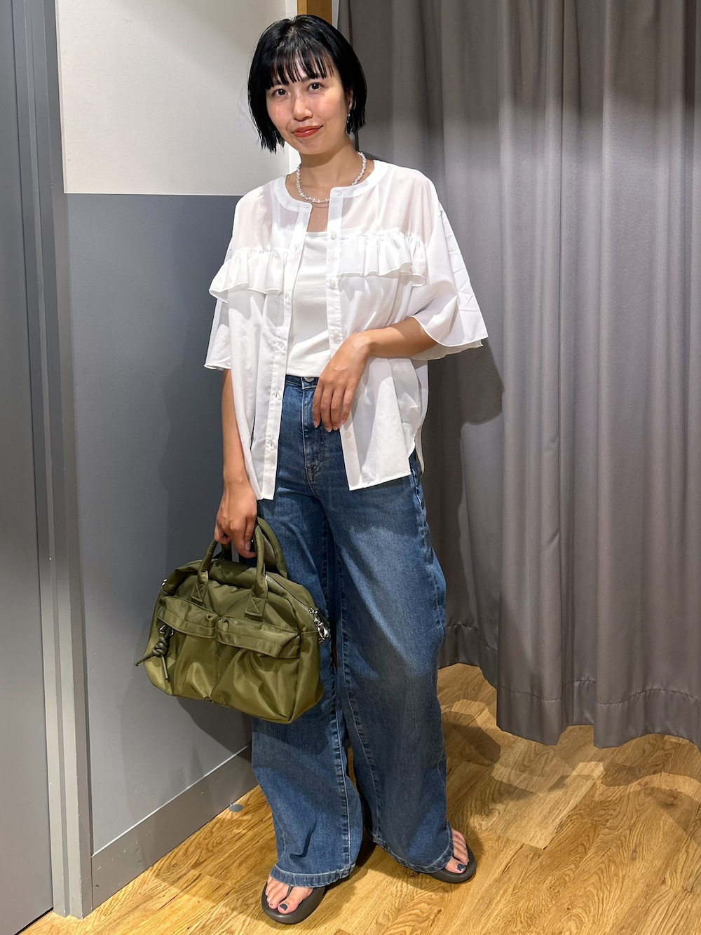 ホワイト系のシャツ/ブラウス、ホワイト系のタンクトップ、グレー系のサンダルを着用したレディースの夏コーディネートの1枚目の写真