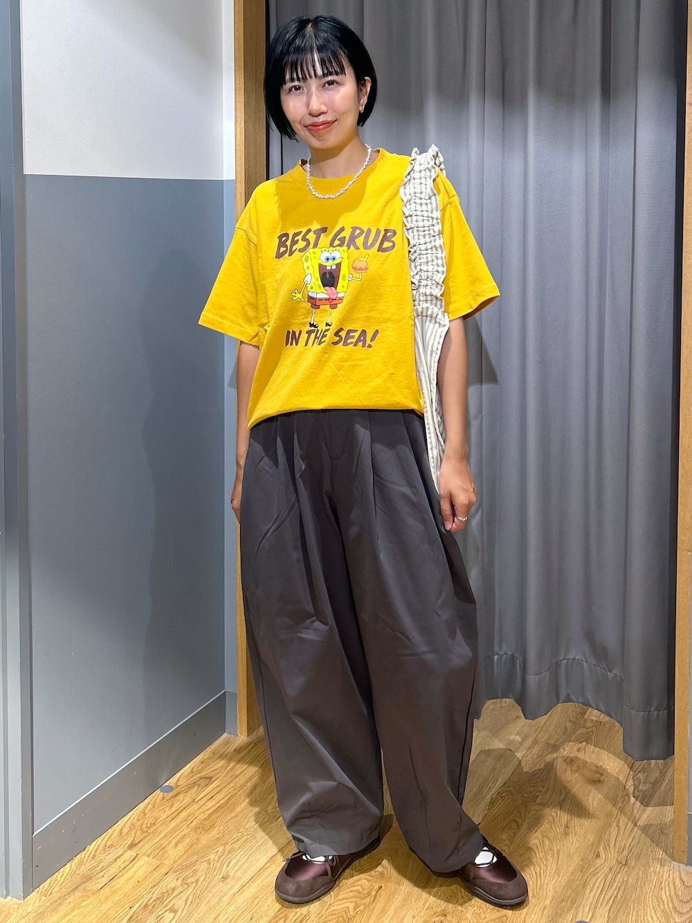 イエロー系のTシャツ/カットソー、グレー系のその他パンツ、ベージュ系のトートバッグを着用したレディースの夏コーディネートの1枚目の写真
