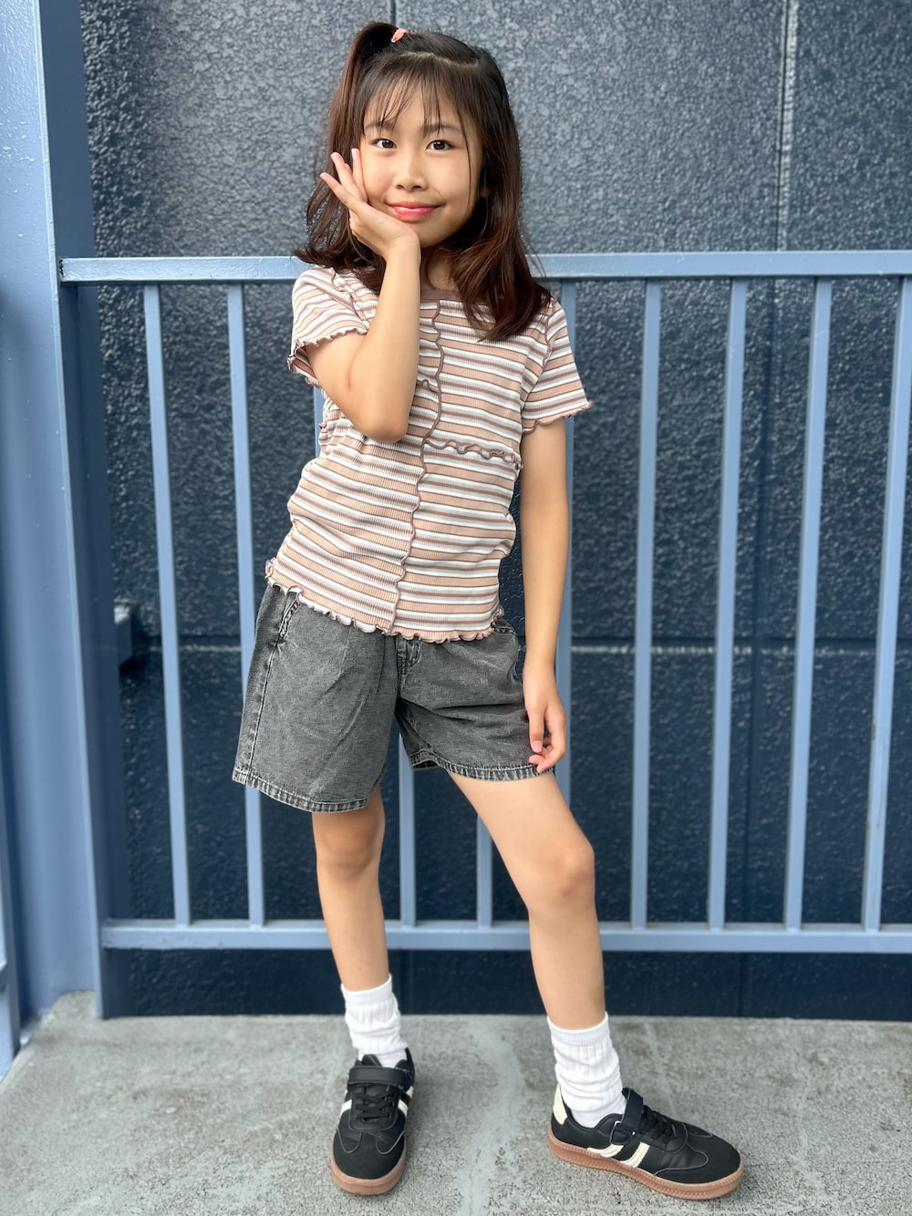 ブラウン系のTシャツ/カットソー、グレー系のその他パンツを着用したキッズの夏コーディネートの1枚目の写真