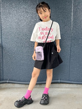 「Right-on（ライトオン）のVIVIAN BLUE(ヴィヴィアンブルー)ロゴプリントＴシャツ（Tシャツ/カットソー、ホワイト系）」を使った、阿部みかさんの春コーディネート
