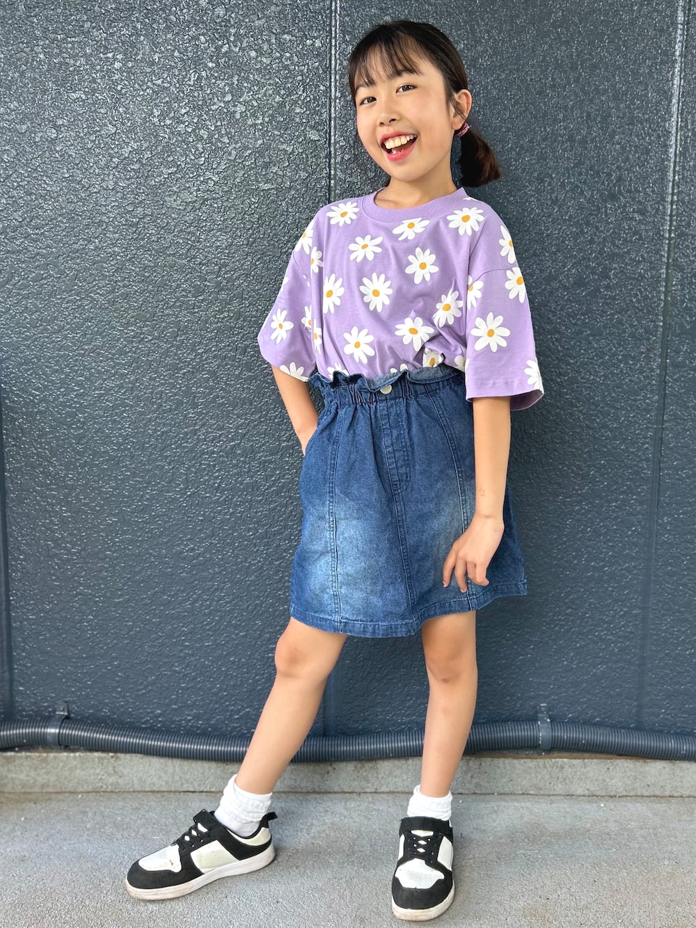 パープル系のTシャツ/カットソー、ブルー系のデニムスカートを着用したキッズの夏コーディネートの1枚目の写真